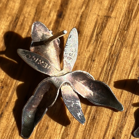 Beautiful Vintage Petite Sterling Orchid Earrings - Picture 4 of 15